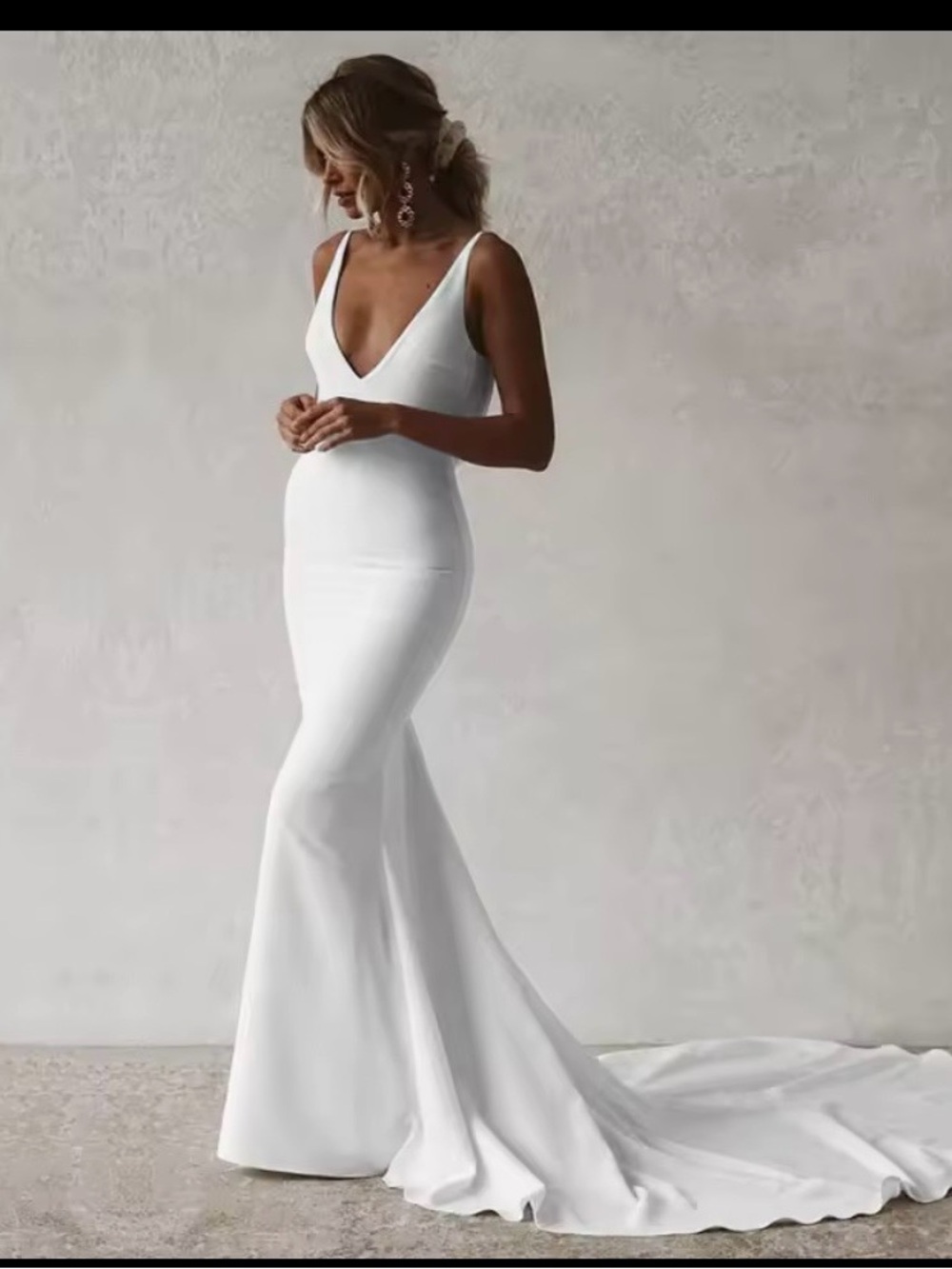 Elegant White V-Neck Mermaid Wedding Dress